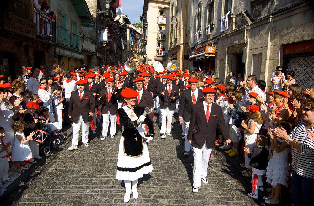 Comparsa de gigantes y cabezudos por el casco antiguo
